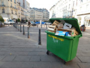 Dans toute la ville, les immeubles sont la norme et les poubelles sont souvent en sous-effectif. © Gaëlle Ydalini