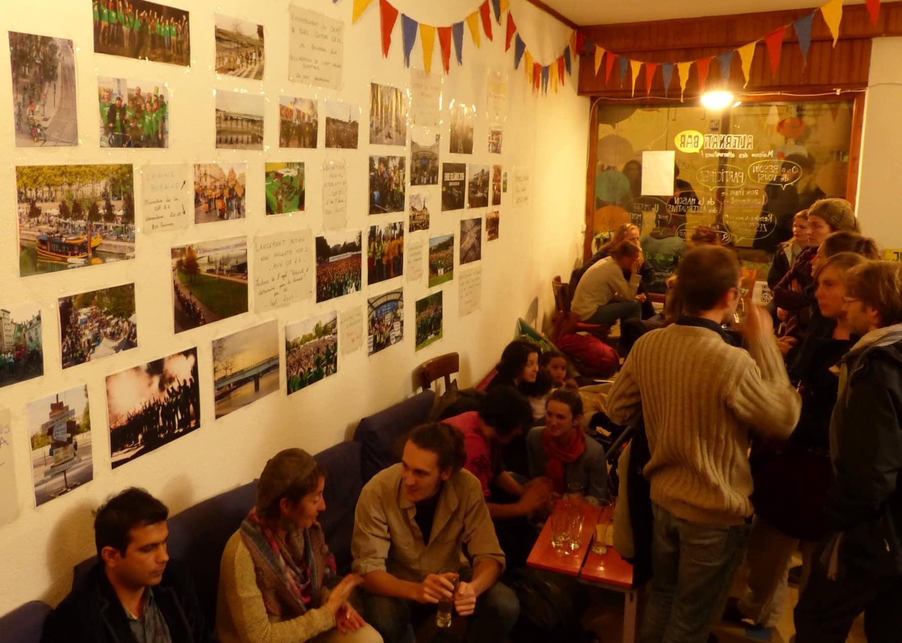 A l'intérieur du bar, l'histoire du mouvement "Alternatiba" est racontée à travers des photos accrochées aux murs.