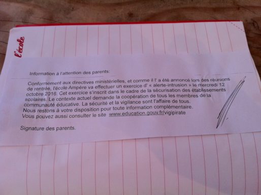 Photo d'un mot dans le cahier de liaison d'un élève de maternelle, dans une école de la Métropole de Lyon. Rue89Lyon/DR