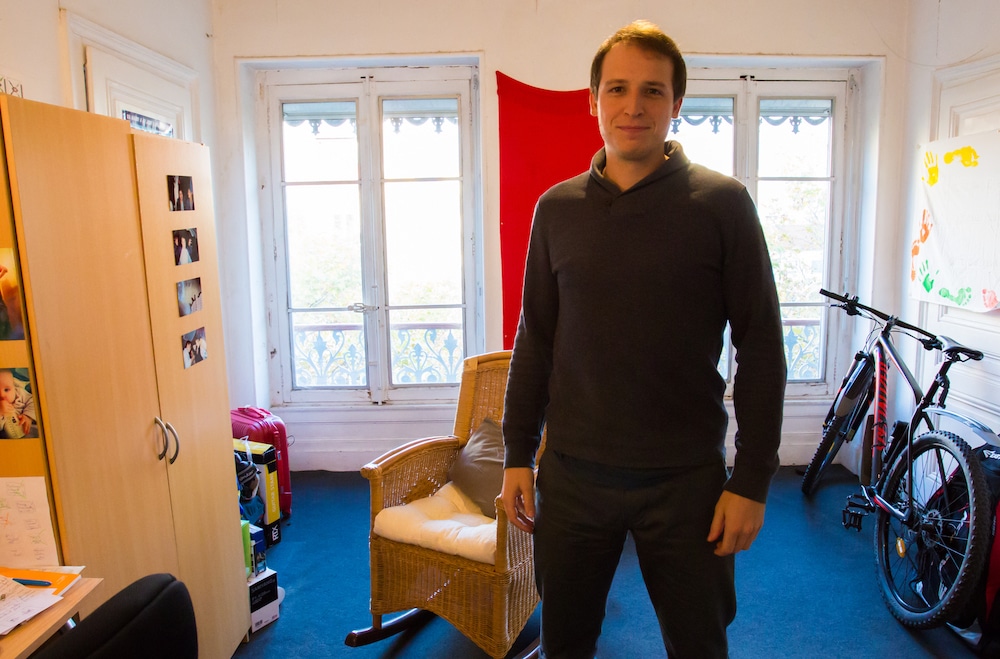 Vincent Verzat, activiste, vidéaste et YouTubeur dans sa chambre, photographié dans le contre-champ. ©LB/Rue89Lyon