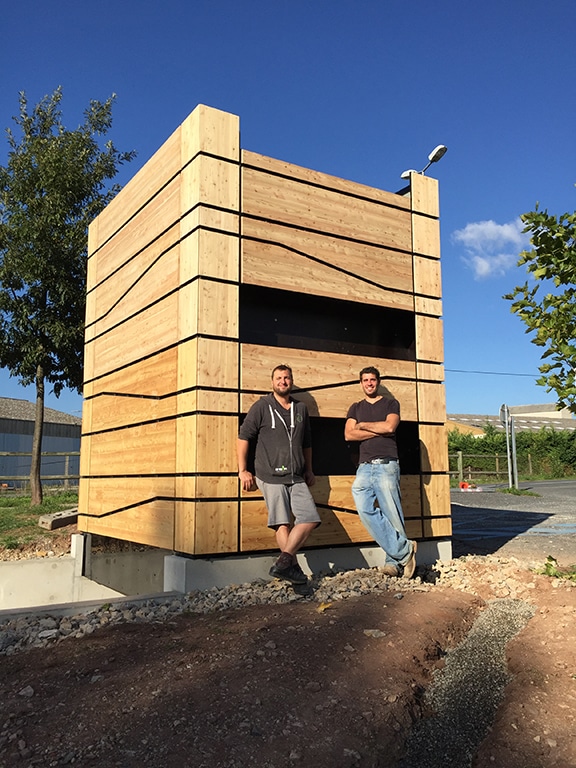 Les créateurs Etienne Favé et Eric Terrisson devant une de leurs cabines PhyToilet.
