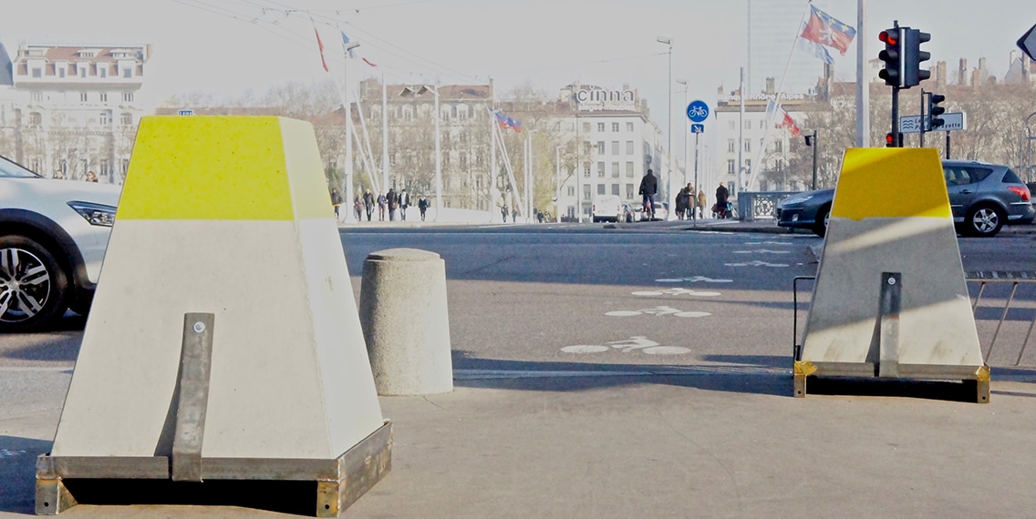 Un élément du dispositif anti-bélier mis en place au niveau du Pont Lafayette pour la Fête des Lumières.