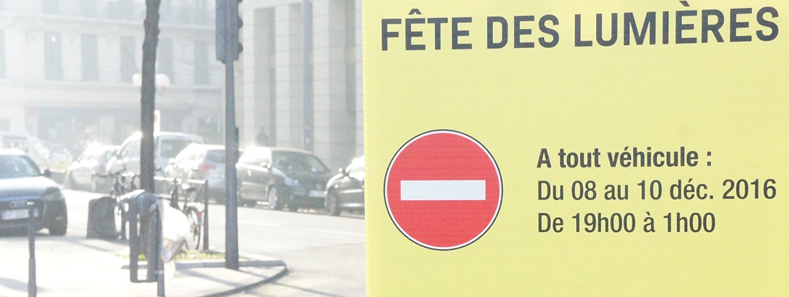 Un panneau indiquant les modifications de circulation et de stationnement pendant la Fête des Lumières. ©LT/Rue89Lyon