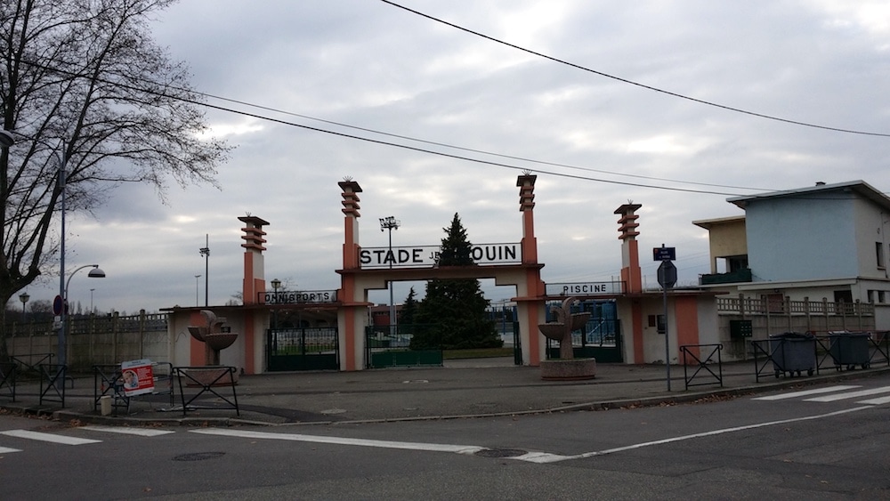 Le stade municipal de Feyzin devra déménager d'ici 15 ans. D'ici là, la jauge devra être limitée à 500 personnes. ©LB/Rue89Lyon