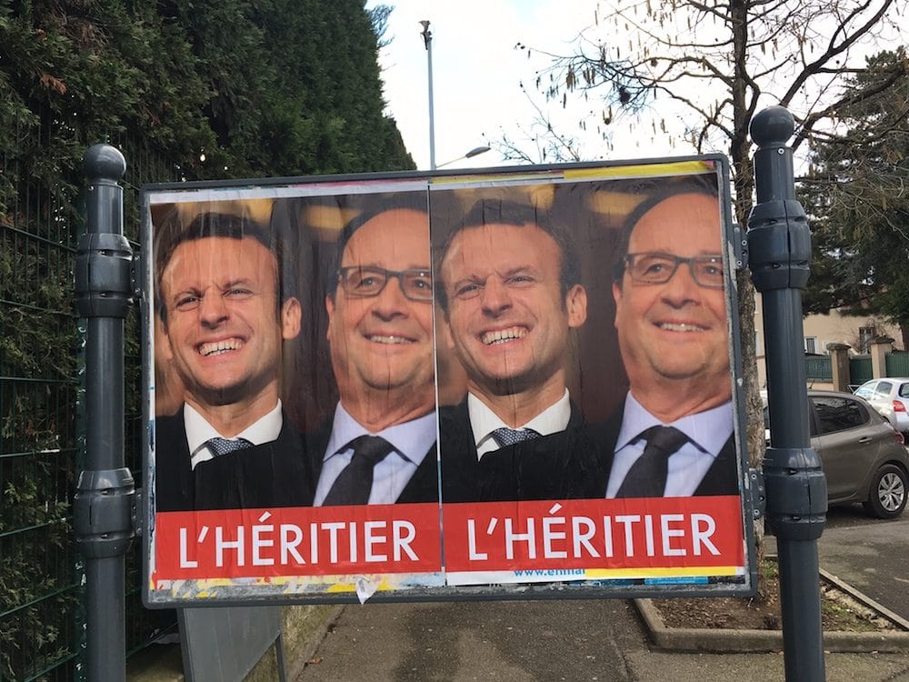 Une énigmatique affiche anti-Macron qui fait du leader d'En marche ! l'héritier de François Hollande. Photo prise à Oullins. ©DD/Rue89Lyon.fr
