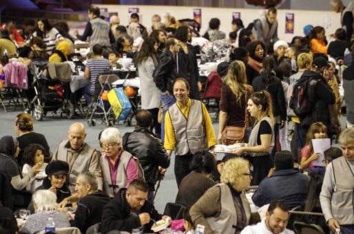 Alain Denoyelle (au centre), adjoint à l'action sociale, lors du "Grand Repas" organisé par le CCAS de Grenoble, les Restos du cœur, la Banque alimentaire et le Secours populaire, le 19 novembre 2016. Crédit : VG/Rue89Lyon.