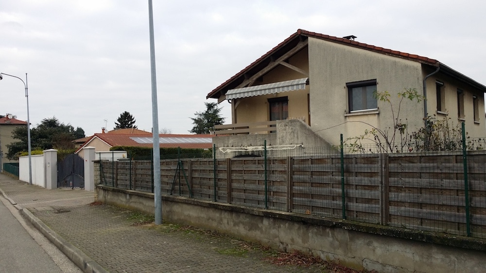 Une des maisons du quartiers des Razes à Feyzin frappée par une mesure de délaissement. ©LB/Rue89Lyon