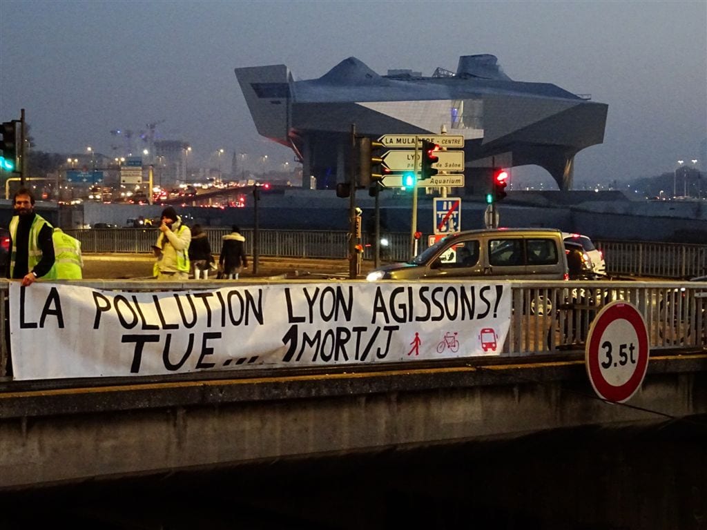 La banderole du collectif VALVE accrochée ce mardi matin sur le pont de la Mulatière. ©DR