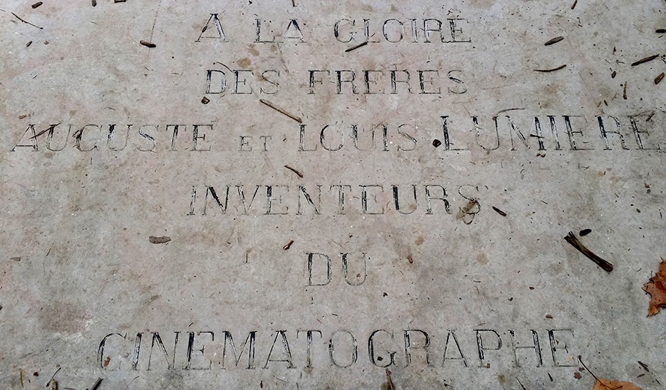 Une plaque en hommage aux frères Lumière. ©Rue89Lyon