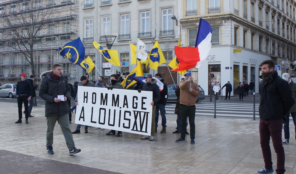 Action d'agit-prop pour l'anniversaire de la mort de Louis XVI. Devant la banderole, Simon, le responsable étudiant de la section de Lyon ©LB/Rue89Lyon