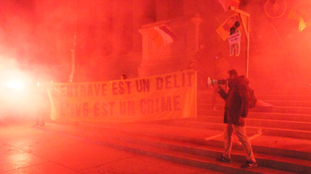 "L'IVG est un crime". Action anti-avortement de l'Action française devant le Palais de justice, dans le Vieux Lyon. ©LT/Rue89Lyon