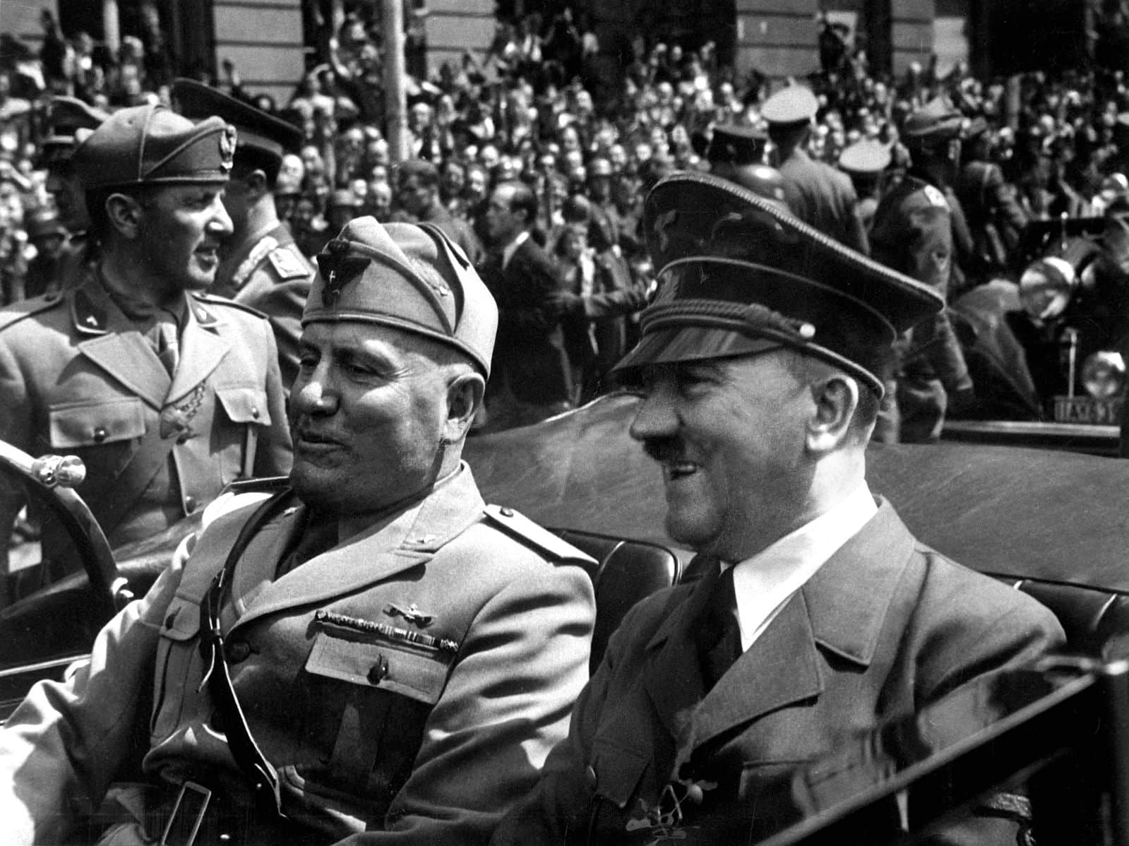 Adolf Hitler et Benito Mussolini, ensemble en juin 1940. ©WikimediaCommons Author : Eva Braun's Photo Album