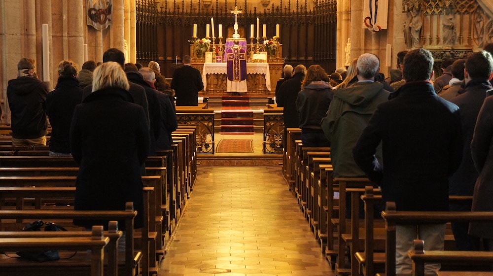 Messe anniversaire de la mort de Louis XVI du 21 janvier 2017. Eglise Saint-Georges (Vieux Lyon). Comme le veut le rite tridentin, le prêtre regarde dans le même sens que les fidèles. ©LB/Rue89Lyon