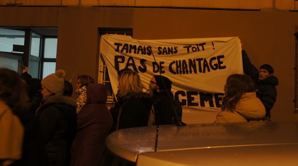 Un rassemblement le 4 janvier d'une quarantaine de personnes à l'appel du collectif Jamais sans toit, devant le foyer d'hébergement de l'OFII qui sert de "centre de préparation au retour", à Lyon. ©CGD/Rue89Lyon
