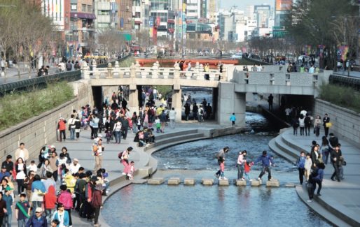 A Séoul, la Cheonggyecheon est devenue les « Champs Elysées » de Séoul. Capture d'écran du livre de Paul Lecroart, "La ville après l’autoroute : études de cas"