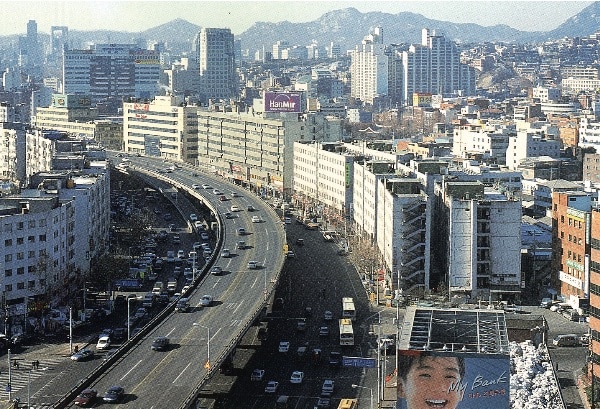 A Seoul, l’axe de la Cheonggyecheon au début des années 2000 : une voie rapide et un boulevard à 10 files de circulation. Capture d'écran du livre de Paul Lecroart, "La ville après l’autoroute : études de cas".