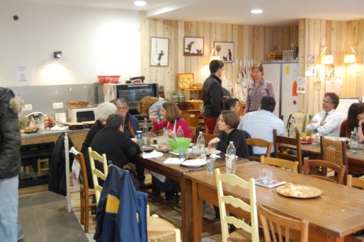 Dans la salle, pas de séparation avec la cuisine, pas de service, on peut aller chercher un couvert ou une assiette, comme à la maison. Photo BE/Rue89Lyon