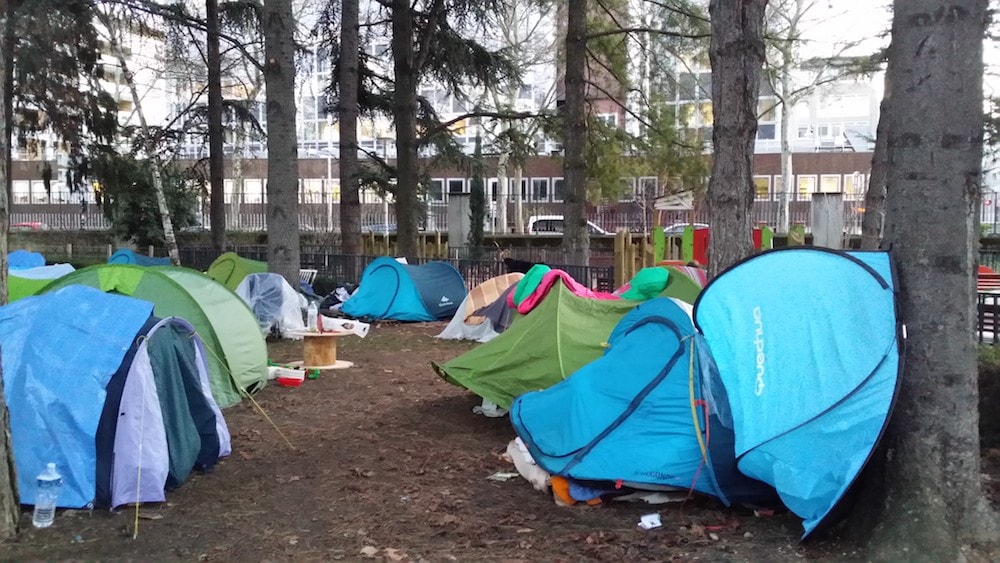 Une partie des tentes du square jugan le 13 janvier, sous les pins. Le campement avait été démantelé une première fois le mardi 18 janvier, après la mise à l'abri dans un gymnase des occupants. ©LB/Rue89Lyon
