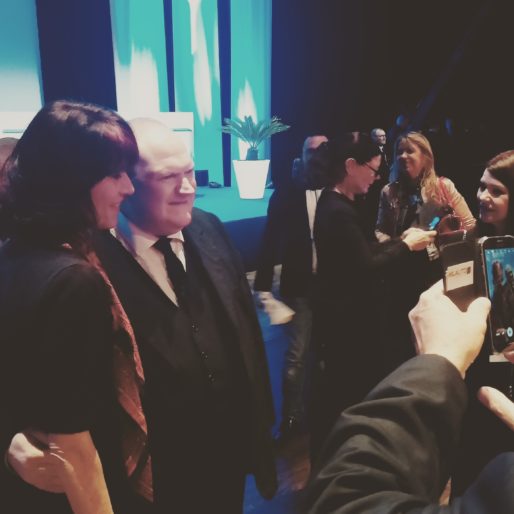 Le comédien Franck de Lapersonne posant pour des photos avec les militants FN à Lyon le 4 février 2017. Photo BE/Rue89Lyon