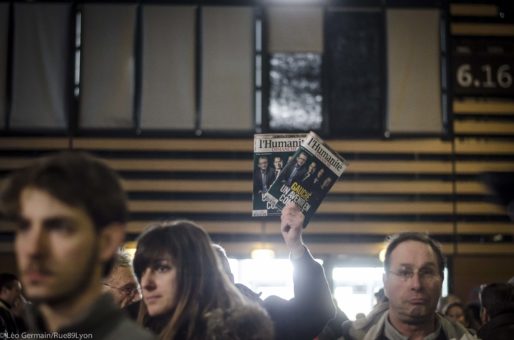 Vente du journal "L'Humanité" au meeting de Jean Luc Mélanchon le 5 février 2017 à Eurexpo à Lyon. ©Léo Germain/Rue89Lyon