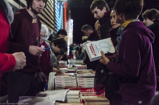 Vente du livre "L'avenir en commun" de Jean Luc Mélanchon lors de son meeting le 5 février 2017 à Eurexpo à Lyon. ©Léo Germain