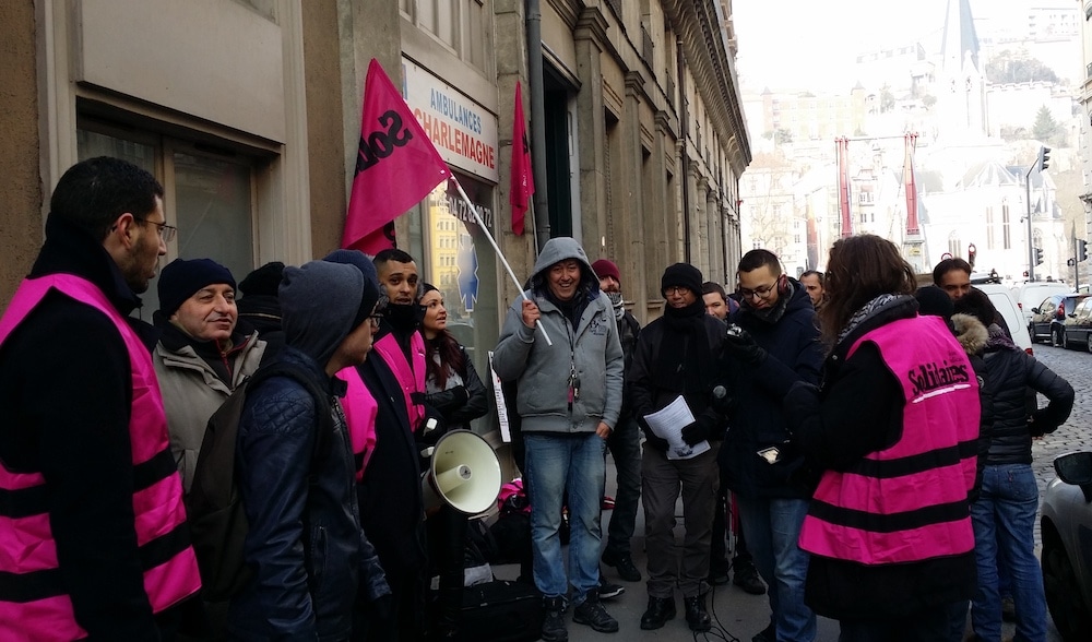 Rassemblement d'une dizaine d'Amis TCL, soutenus par Solidaires, le 23 janvier devant le siège de l'association Medialys, rue Sala (Lyon 2ème). ©DR