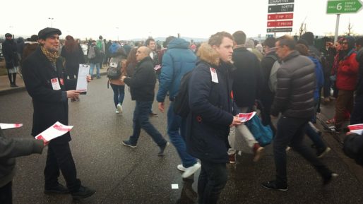 L'Union des étudiants communistes distribuent des tracts à la sortie du meeting de Jean-Luc Mélenchon le 5 février 2017 à Eurexpo à Chassieu. Photo BE/Rue89Lyon