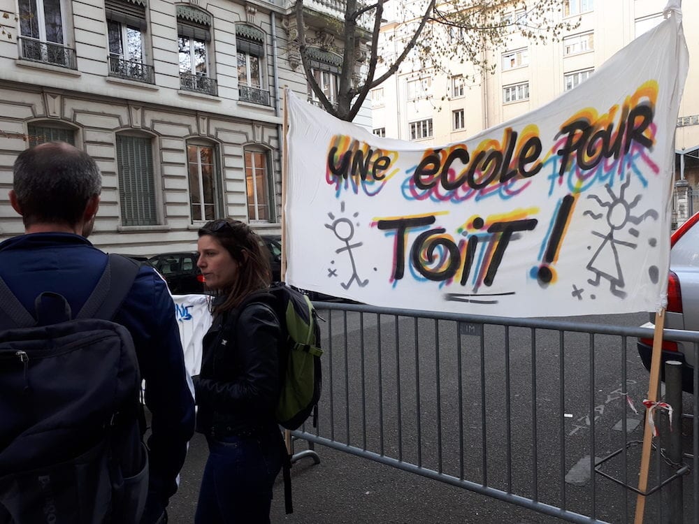 Une quarantaine de personnes se sont réunies le 29 mars devant la préfecture à l'appel du collectif Jamais sans toit. Pour réclamer la continuité de l'hébergement. ©LB/Rue89Lyon