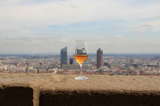 Entre la Gomme et le Crayon, c'est un verre du Lyon Bière qui domine la ville. © Petit Bulletin