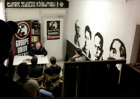 Une conférence de Pierre Vial, le président de Terre et Peuple le 3 février dernier au "Pavillon Noir", le local du GUD à Lyon. Capture d'écran Twitter.