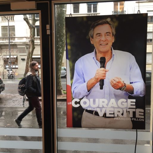 L'affiche du candidat François Fillon collé à la porte de la fédé LR du Rhône, éditée avant le "Fillongate". ©DD/Rue89Lyon