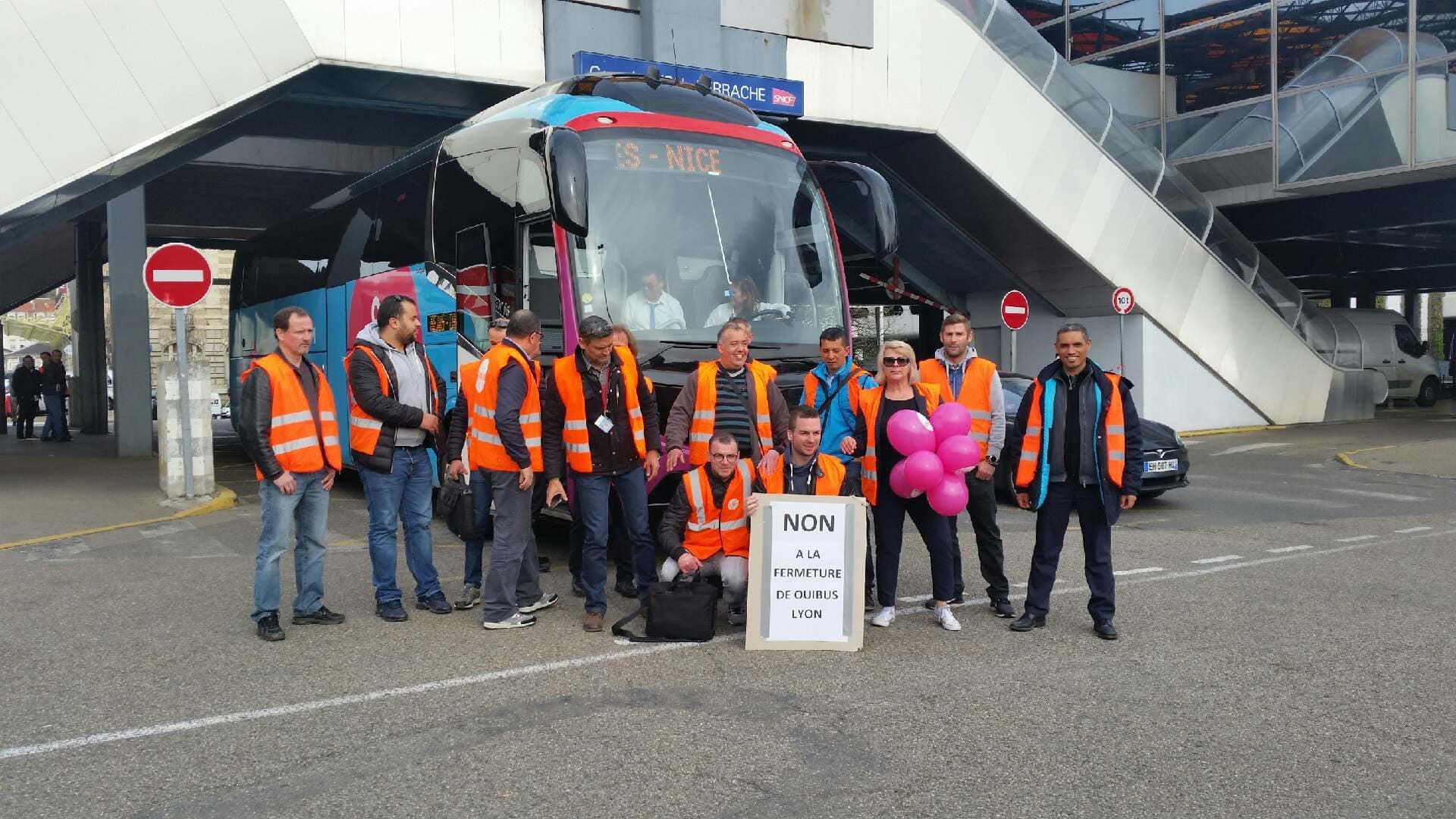 Des chauffeurs de cars Ouibus en grève le 21 mars 2017 à Lyon. ©DR