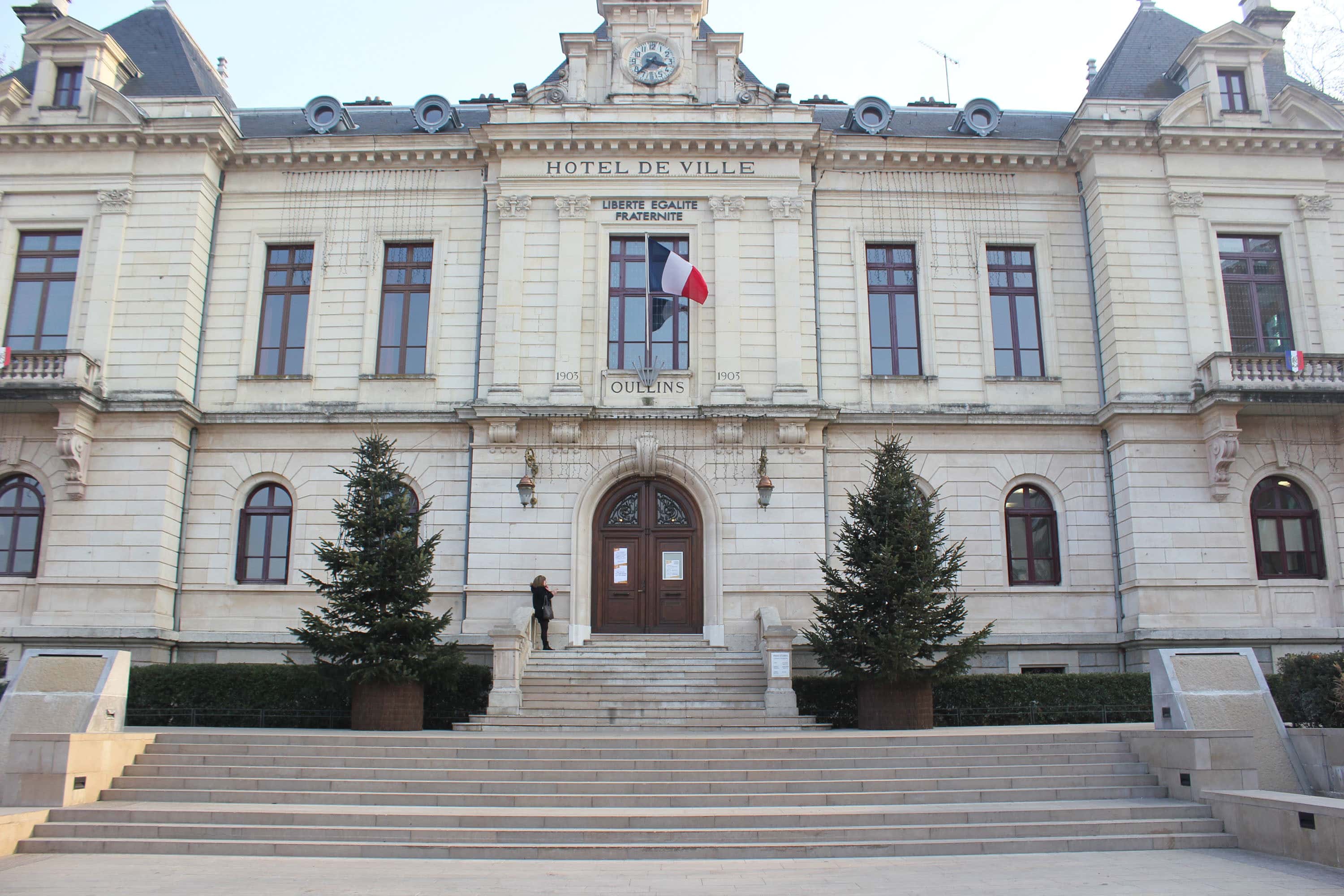 Les nombreuses marches de la mairie d'Oullins. © AMugnier/Rue89Lyon