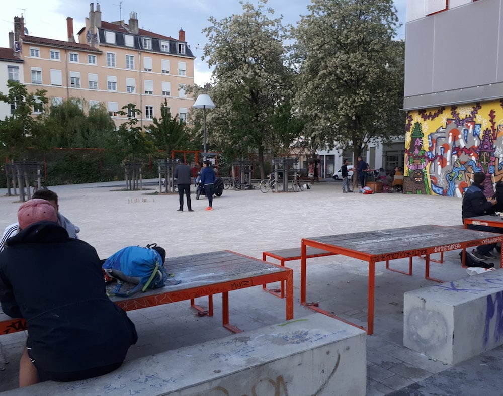 A la Guillotière, les tables de la place Mazagran où se sont faites attaquer une trentaine de personnes par des militants du GUD. ©LB/Rue89Lyon