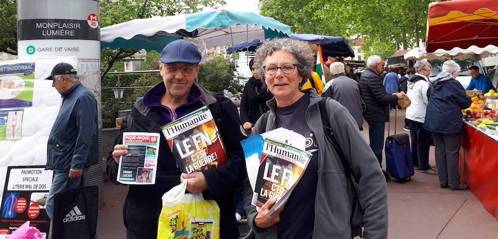 Deux militants communistes qui tractent pour un vote Emmanuel Macron au second tour. ©LB/Rue89Lyon