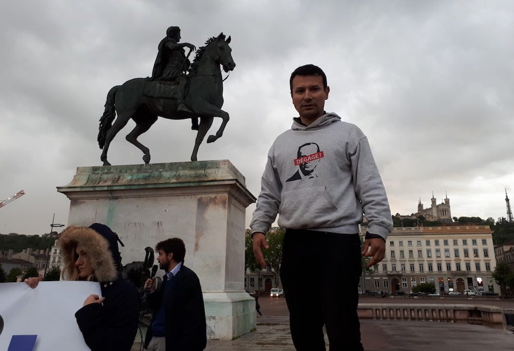 David Van Hemelryck, fondateur du mouvement "Tout sauf Macron" et, au micro, son représentant lyonnais Pierre Meurin. ©LB/Rue89Lyon