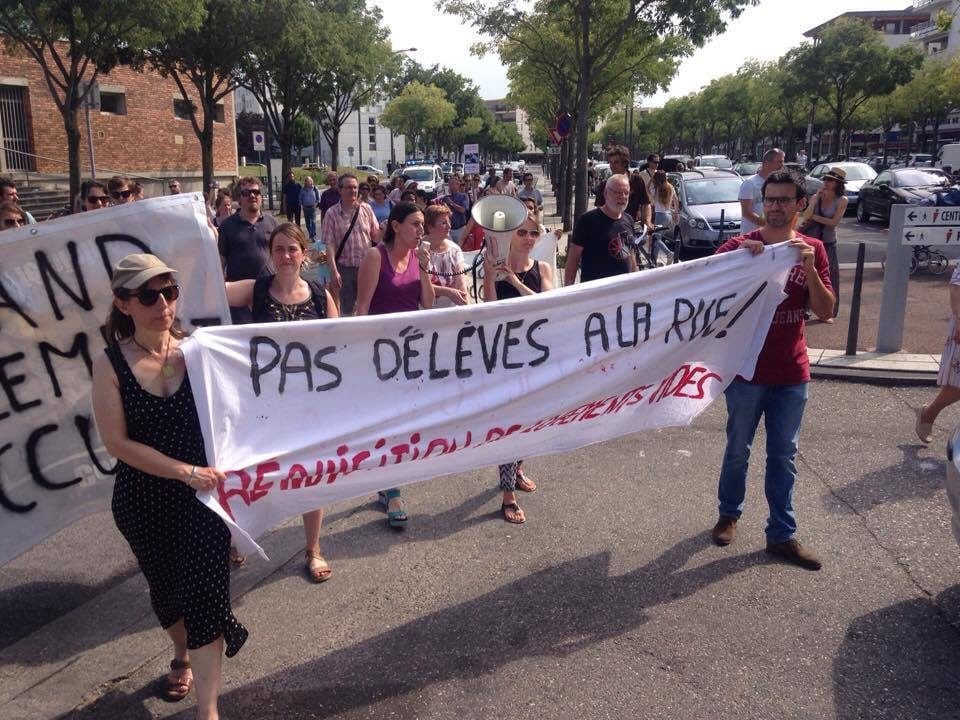 Marche pour les familles sans logement organisée par le collectif "Jamais sans toit" jeudi 15 juin à Vaulx-en-Velin. ©HH/Rue89Lyon