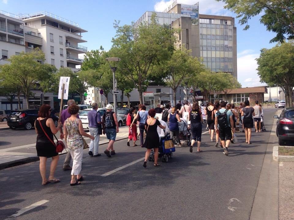 Marche pour les familles sans logement organisée par le collectif "Jamais sans toit" jeudi 15 juin à Vaulx-en-Velin. ©HH/Rue89Lyon