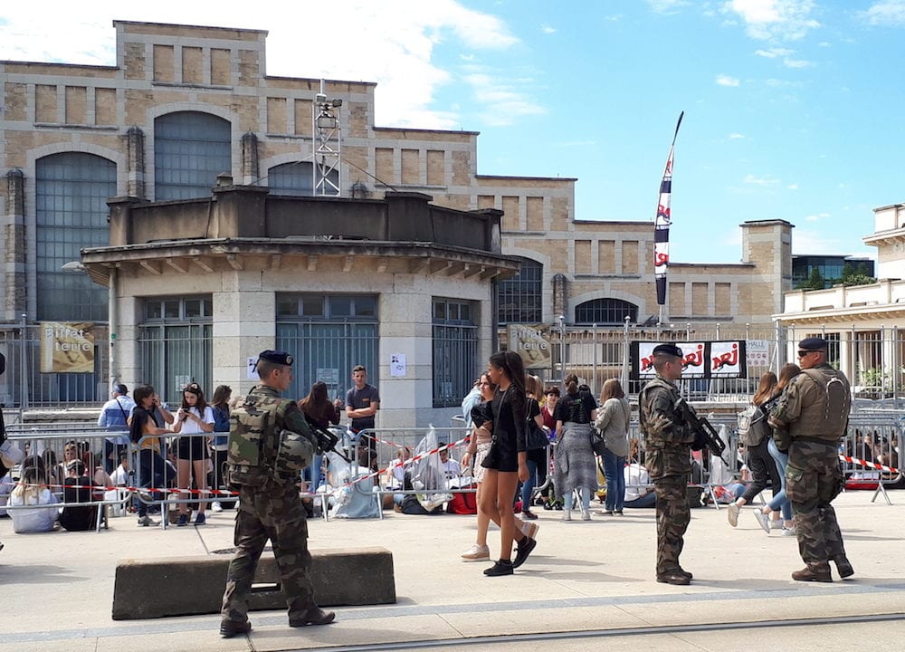 Le 9 juin, des militaires stationnent devant la Halle Tony Garnier pour le concert d'Ariana Grande à Lyon. ©LB/Rue89Lyon