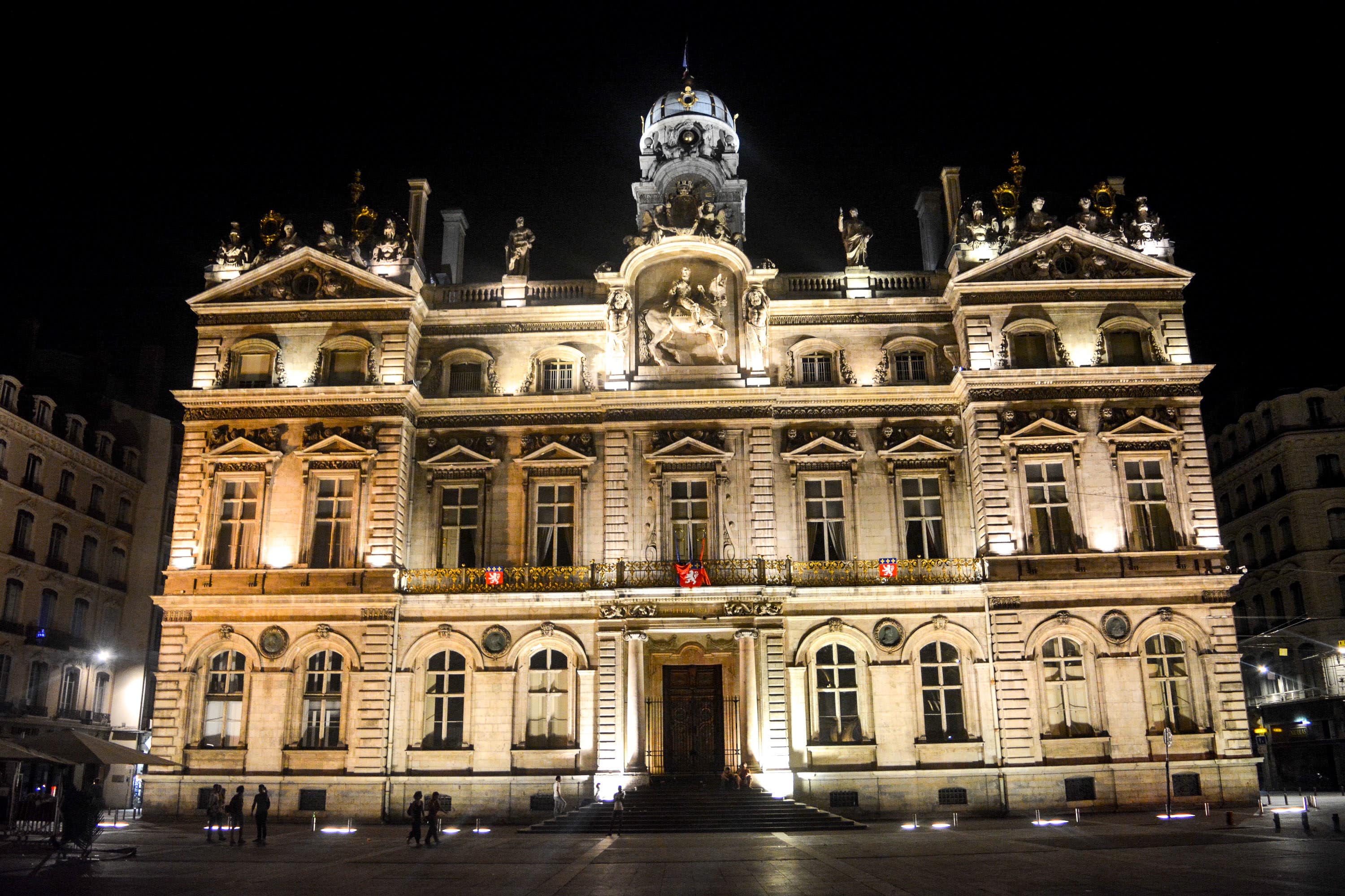 Façade de l'hôtel de ville, victime de pollution lumineuse.