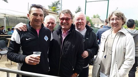 Renaud Gauquelin (lunettes rouges) en campagne. Capture d'écran Facebook