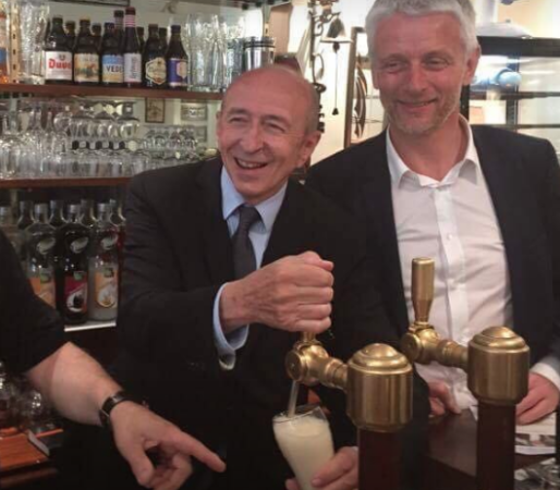 Gérard Collomb devant une tireuse à bière pour faire la campagne de Hubert Julien Lafferrière, jeudi 8 juin 2017. Capture d'écran du profil FB du candidat.