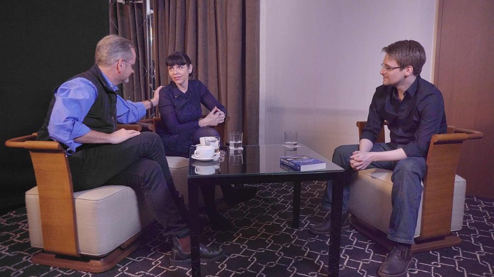 Edward Snowden, Birgitta Jonsdottir et Larry Lessig en conversation dans Meeting Snowden ©Zadig / Arte