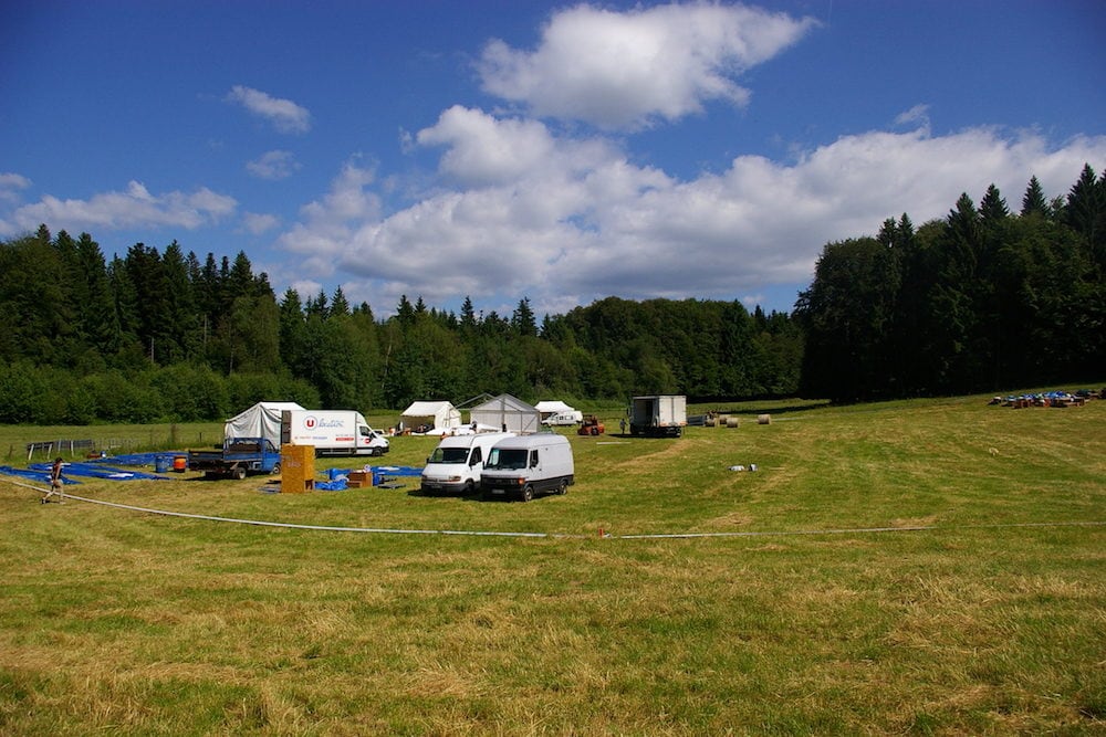 Le début du montage du festival Col des 1000, au milieu d'une clairière de Chartreuse. ©Florine 