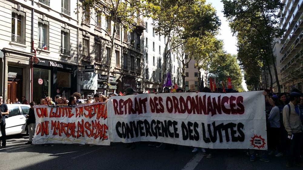 Les banderoles du Front social à Lyon ce 21 septembre. Environ 300 personnes ont manifesté derrière. ©LB/Rue89Lyon