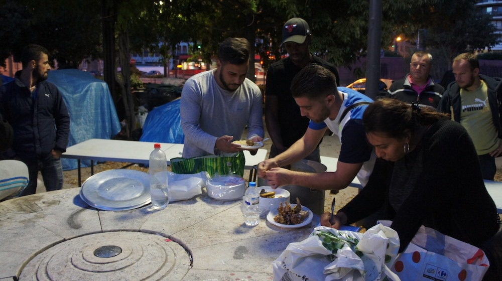 Distribution de nourriture le 7 septembre sur l'esplanade Mandela dans le 3ème arrondissement de Lyon par deux associations "Réunion de famille" et "Le Coeur lyonnais". ©LB/Rue89Lyon