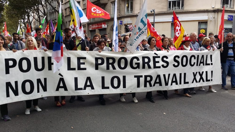 La banderole de tête de l'intersyndicale, après deux heures de blocage de la manif lyonnaise. ©LB/Rue89Lyon