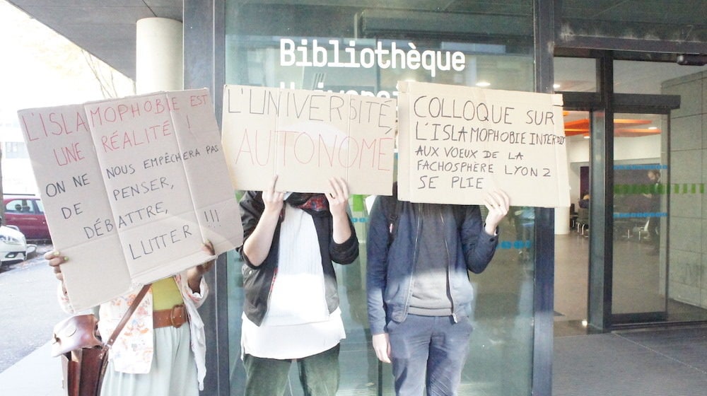 Rassemblement d'une vingtaine d'étudiants de Lyon 2 contre l'annulation du colloque sur l'islamophobie, lors de la conférence de presse de la présidence de l'université. ©LB/Rue89Lyon
