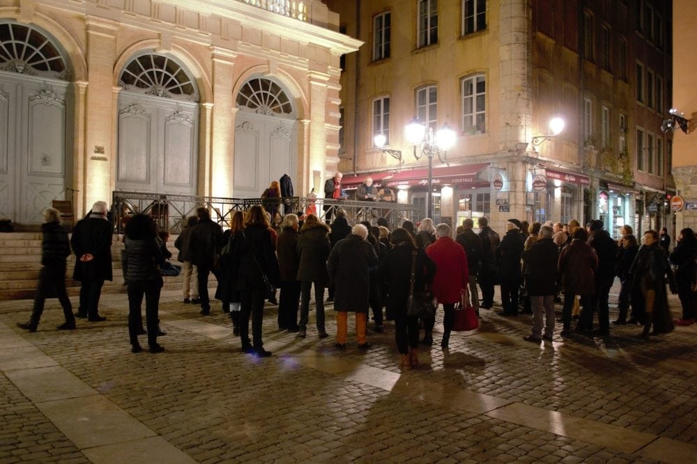 Un rassemblement d'une centaine de personnes place du Change, jeudi 23 novembre, en soutien à "l'horloger de Saint-Paul" © TS/Rue89Lyon
