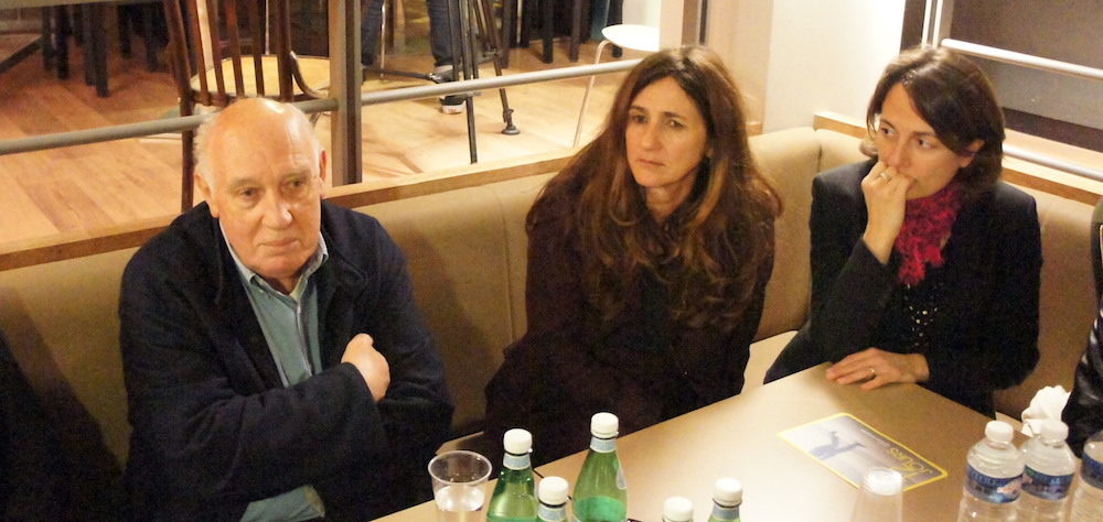 Raymond Depardon, en conférence de presse pour la présentation de "12 jours" à Lyon, au cinéma le Comoedia. A sa gauche, la psychiatre Natalie Giloux et la magistrate Marion Primevert ©LB/Rue89Lyon